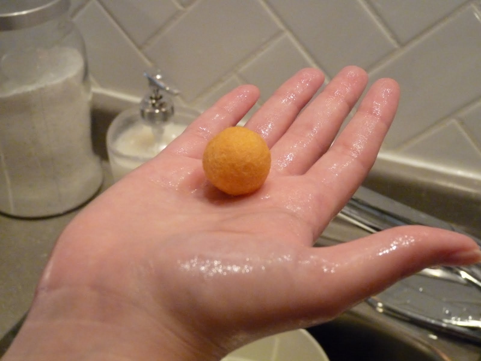 Шарик из шерсти.