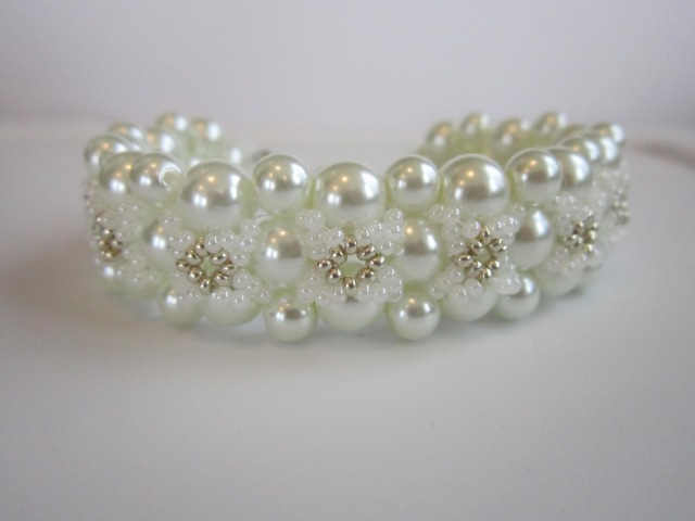 Браслет из бисера и жемчуга.