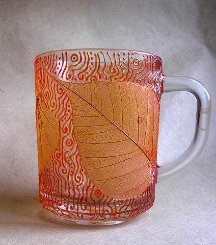 Расписываем стакан листьями.