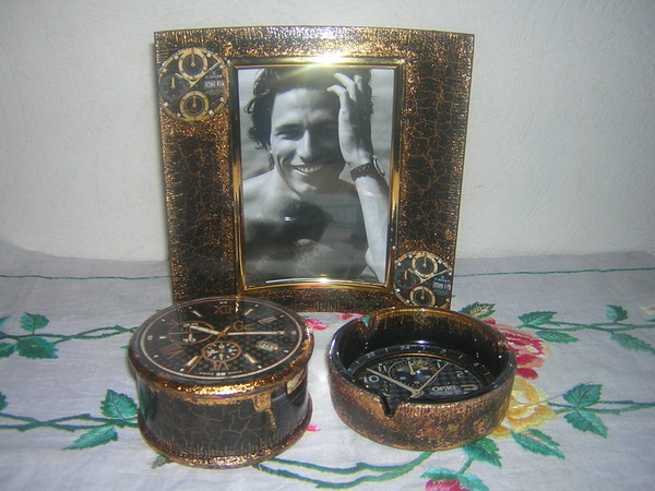 Делаем пепельницу – часы техникой обратного декупажа