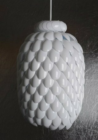 Светильник из пластиковых ложек