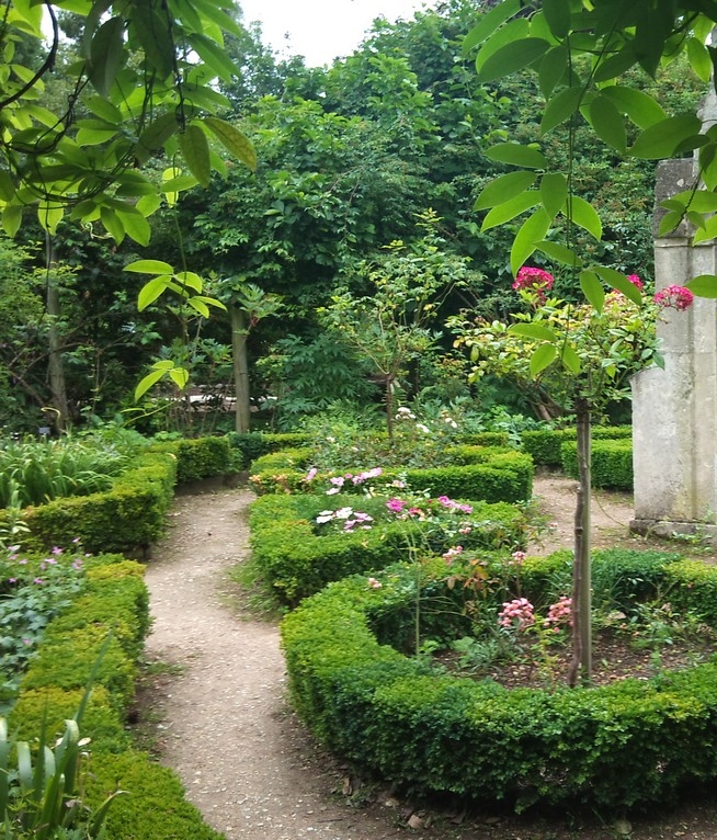 Интересные способы декора грядок на даче.