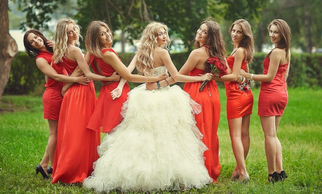 Невеста с подружками в одинаковых платьях