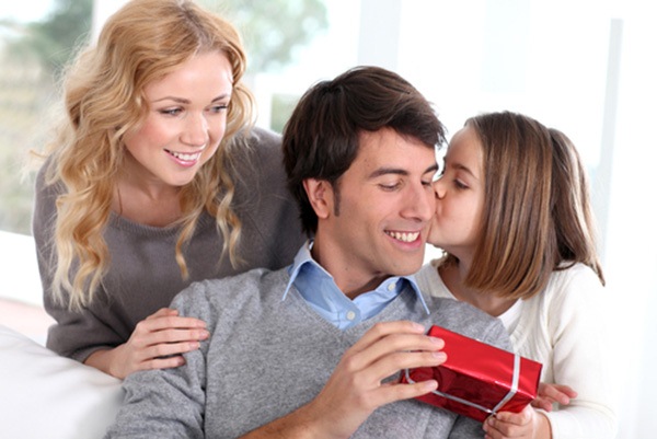 Что выбрать дочке в подарок папе: варианты на любой праздник