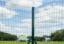 В чем плюсы металлических столбов для забора?