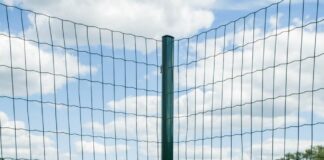 В чем плюсы металлических столбов для забора?