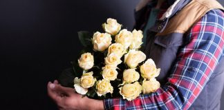 Доставка цветов на дом: какие у нее условия в Санкт-Петербурге