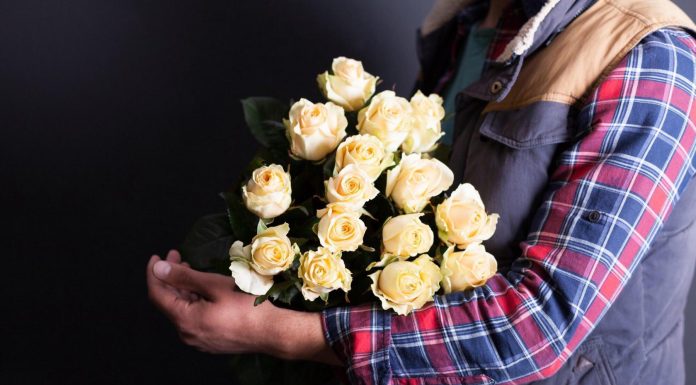 Доставка цветов на дом: какие у нее условия в Санкт-Петербурге