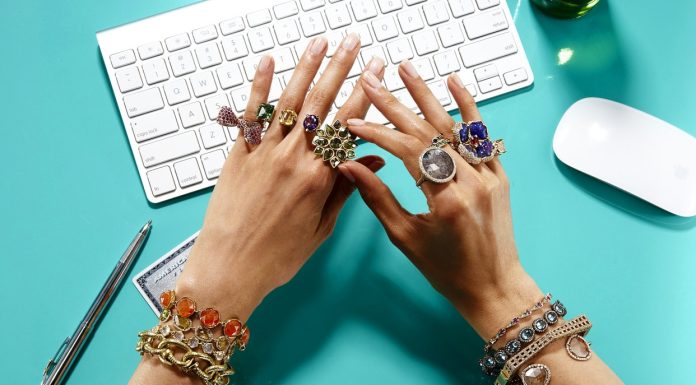 Ювелирный интернет-магазин: что в нем покупают к зимним праздникам