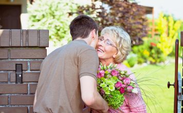 Какие цветы дарят маме по правилам этикета?