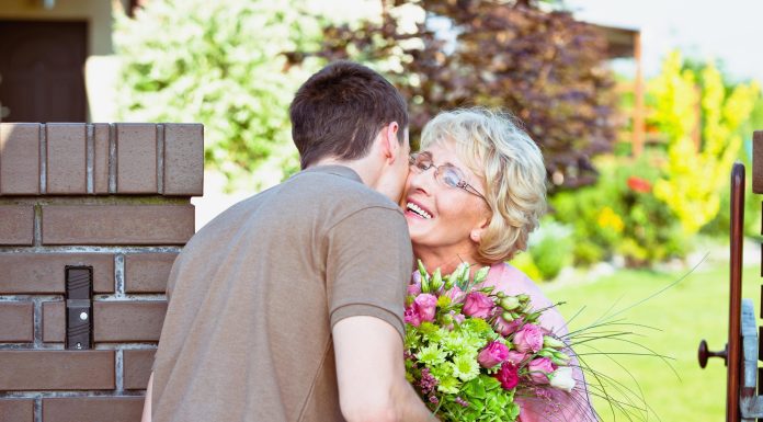 Какие цветы дарят маме по правилам этикета?