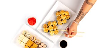 Как заказать роллы в Воткинске с помощью службы доставки еды Макароллыч: советы