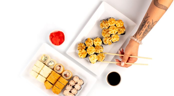 Как заказать роллы в Воткинске с помощью службы доставки еды Макароллыч: советы