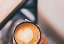 Зерновой кофе против молотого: свежесть, помол и экономика