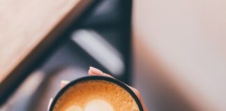 Зерновой кофе против молотого: свежесть, помол и экономика