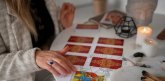 Различные методики гадания на Таро: сравнение различных раскладов и их интерпретация freepik