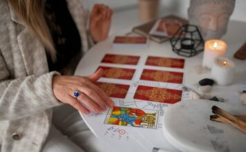 Различные методики гадания на Таро: сравнение различных раскладов и их интерпретация freepik