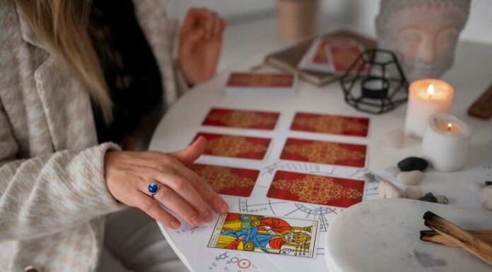 Различные методики гадания на Таро: сравнение различных раскладов и их интерпретация freepik