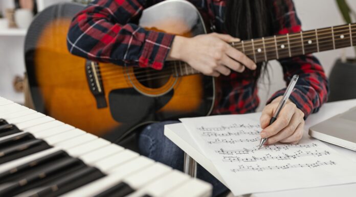 Как выбрать курсы гитары для взрослых: основные критерии